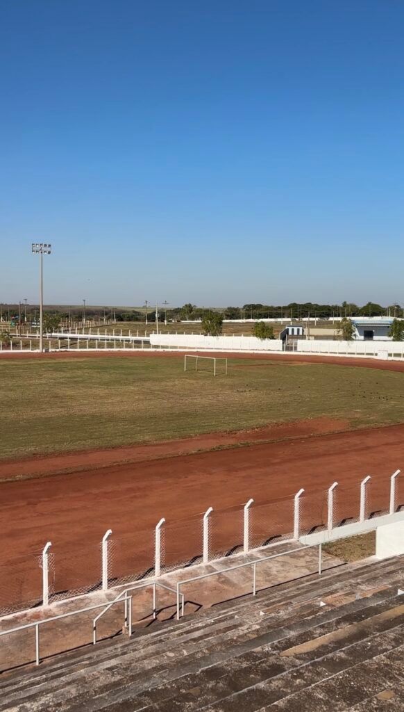 Estádio Sabiá revitalizado em Pereira Barreto, arquibancada renovada e pintada.