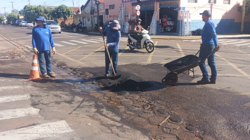 Equipe de Obras de Andradina realiza tapa-buracos na Avenida Bandeirantes para melhorar infraestrutura viária