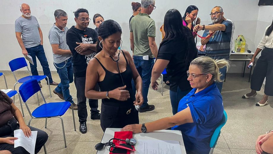 Enfermeira Tatiane ensina aferição de pressão em capacitação de voluntários.