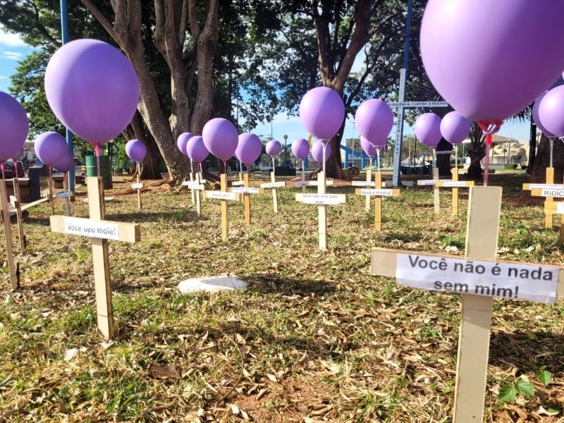 Cruz com frase "Você não é nada sem mim!" simboliza feminicídio em Castilho.