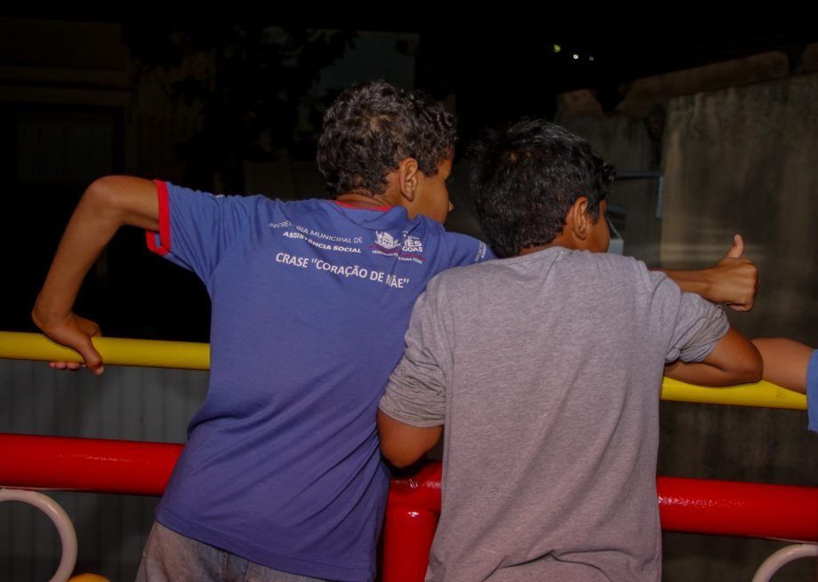 Crianças das casas de acolhimento de Três Lagoas se divertem em passeio musical na Carreta Revoada; ação foi promovida pela primeira-dama Kelly Albonízio