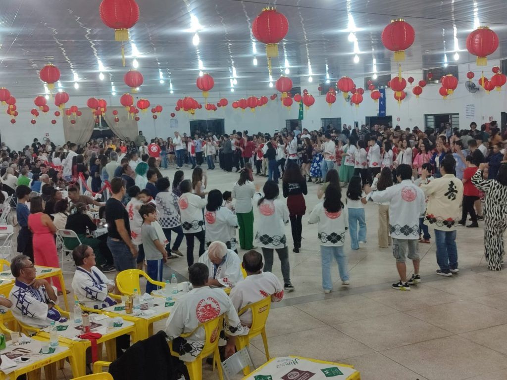 Dançarinos em trajes tradicionais japoneses no Bon Odori de Andradina.