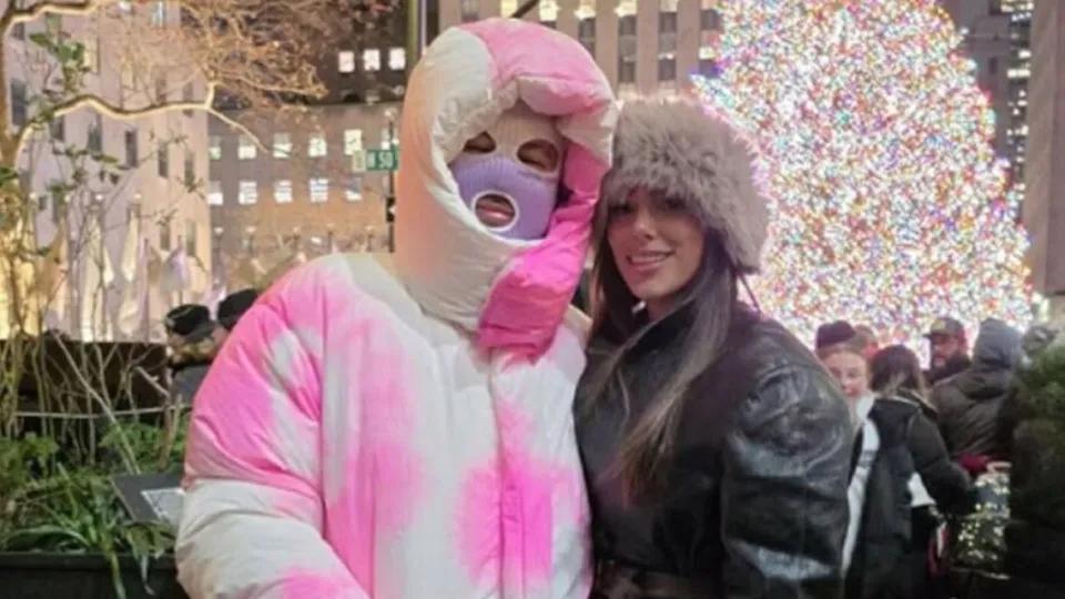 Neymar usa disfarce inusitado para férias em Nova York