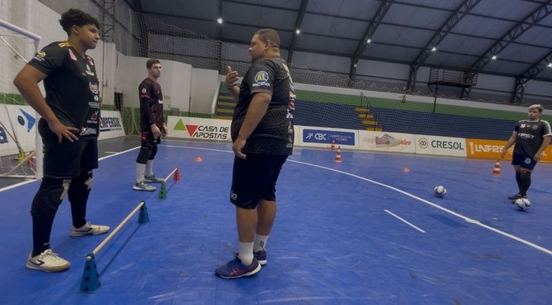 Pessoa acessando site de Dracena para programação de aulas esportivas.