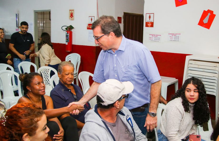 Prefeito e vendedores discutem transição para novo Shopping Popular em reunião.