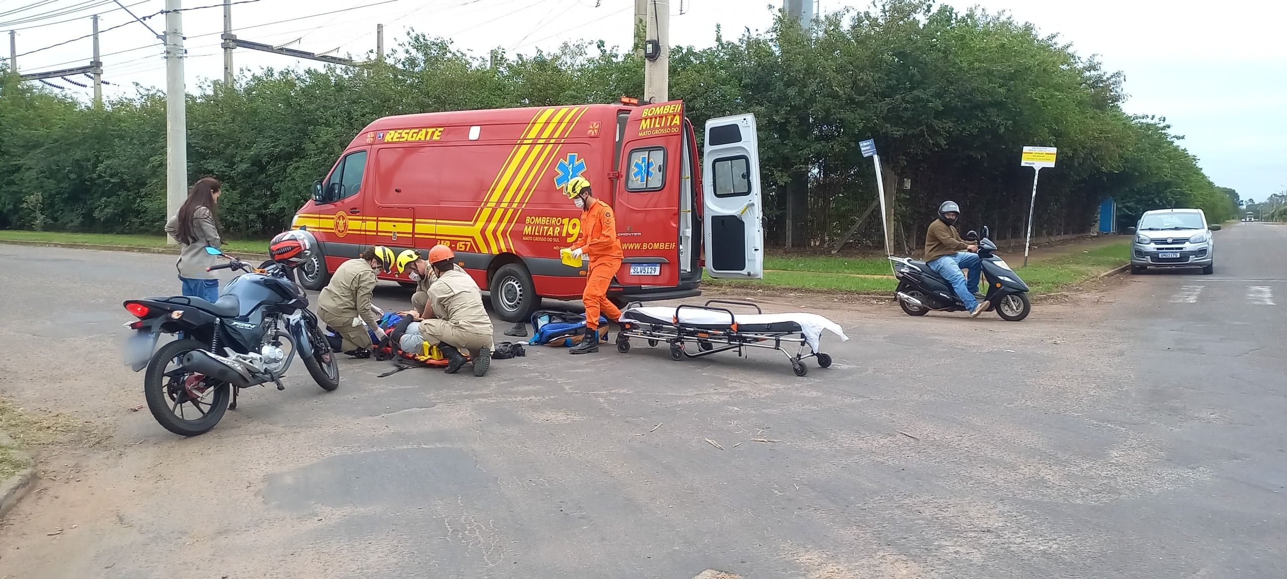 Cruzamento da avenida Gilberto Carlos Bittencourt com rua José Scaranci foi interditado após colisão entre moto e caminhão.