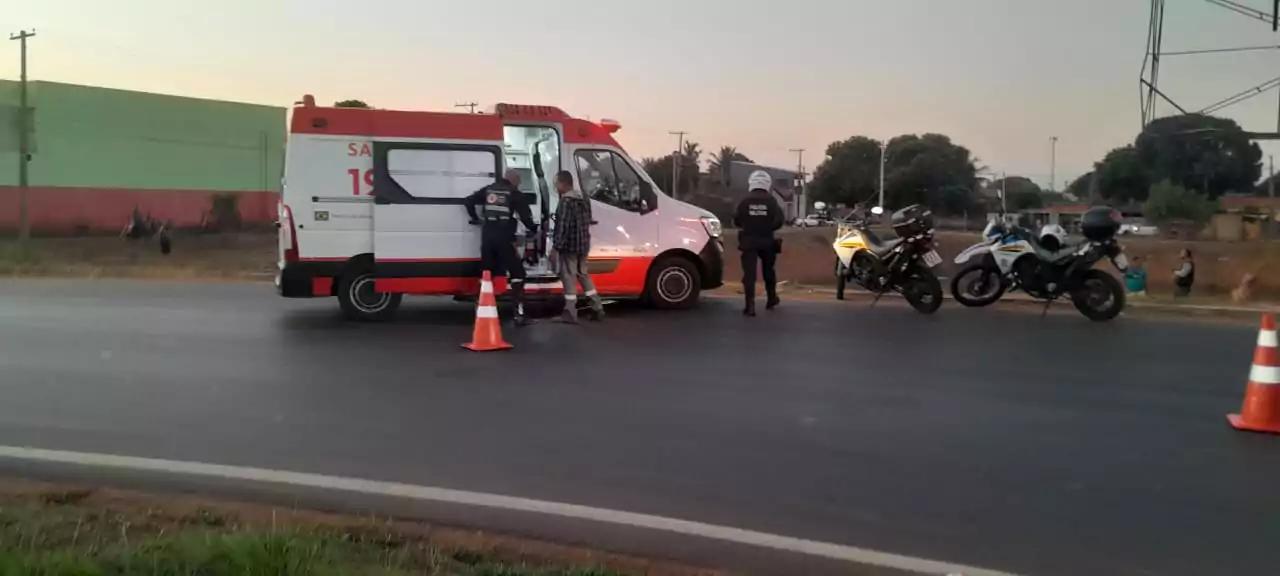 Carro preto submerso na represa em Três Lagoas; resgate emergencial.