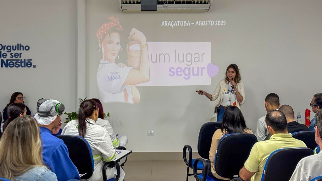 Cartaz da campanha Agosto Lilás em Araçatuba contra violência à mulher.