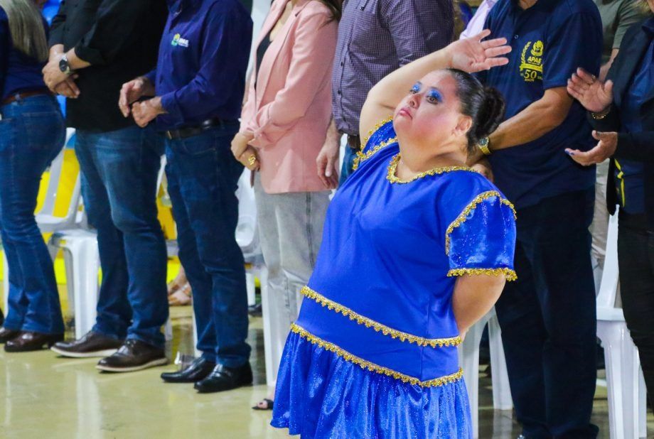 Estudante acende Pira Olímpica na abertura das Olimpíadas Especiais APAEs.