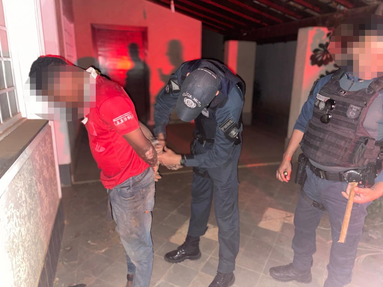 Homem chamado "Boca Rosa" algemado, detido por furto em Três Lagoas.