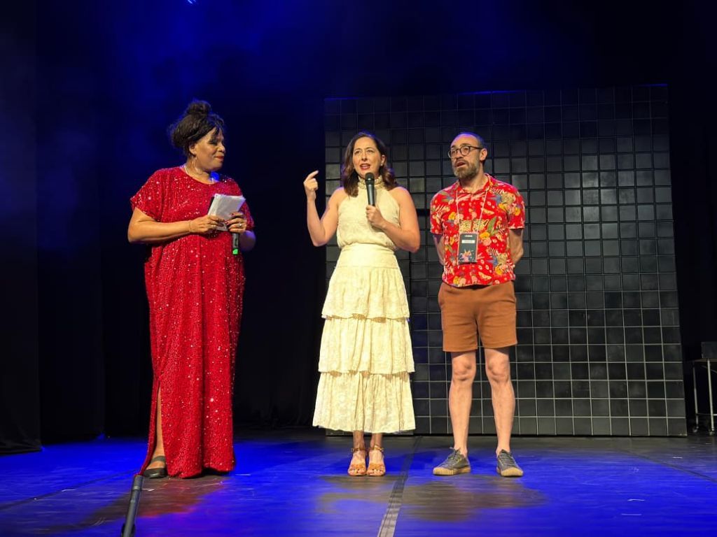 Público lota Teatro São João na abertura do Festara em Araçatuba.