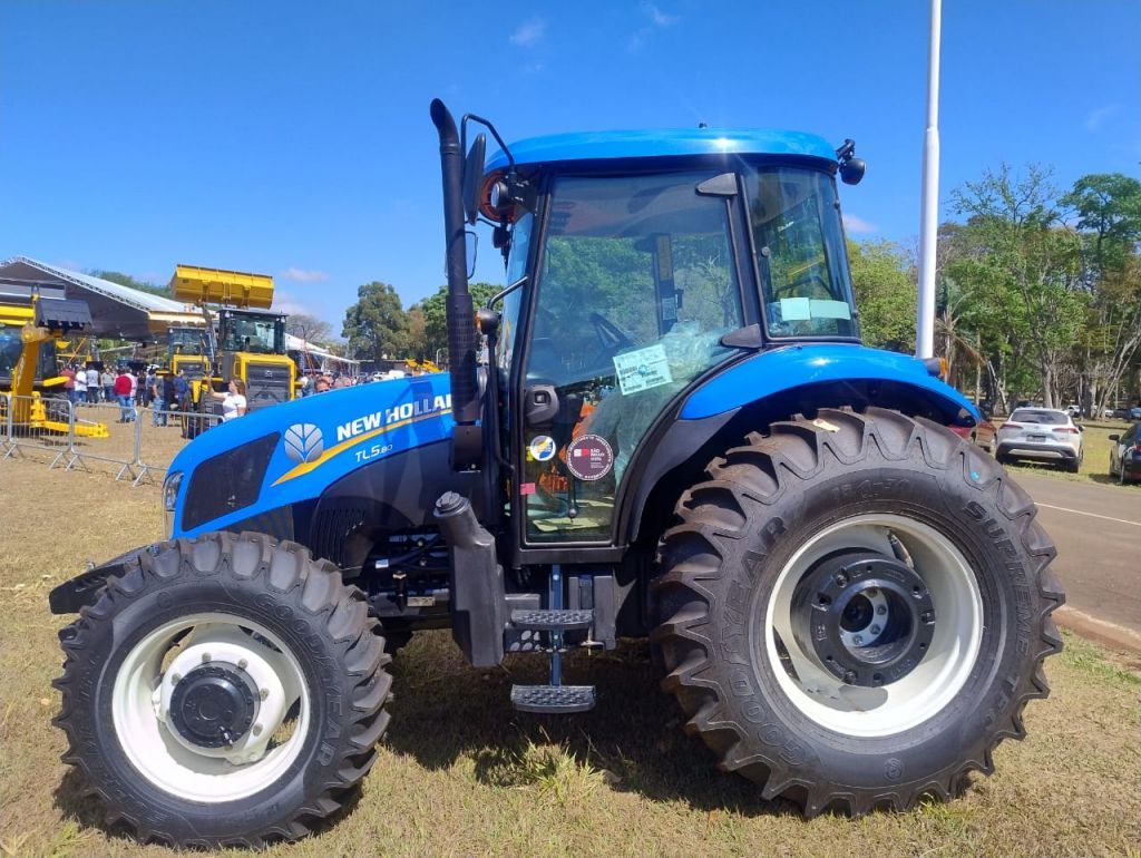 Trator New Holland entregue em Araçatuba para fortalecer agricultura local.