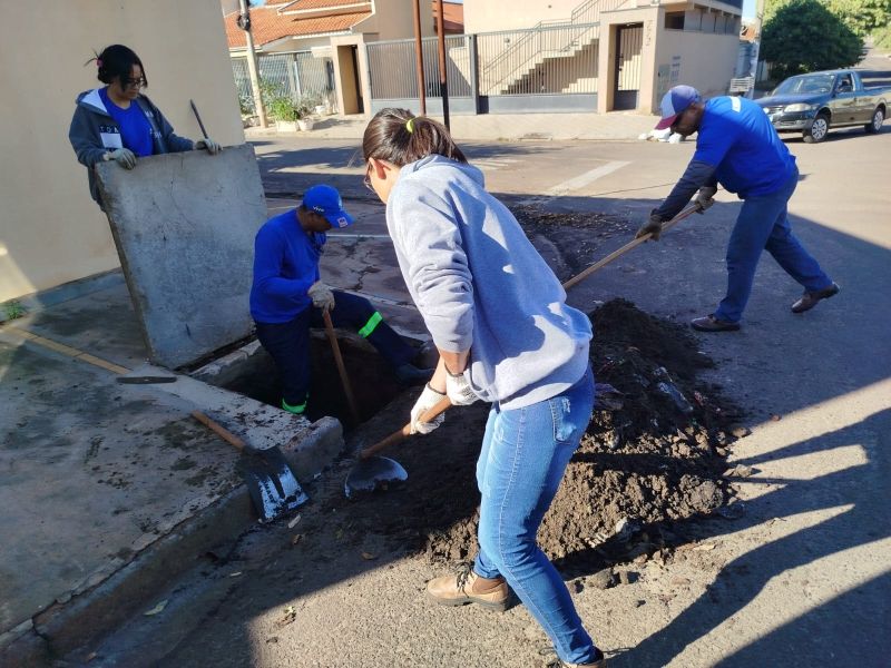 Equipe de Obras do Almoxarifado de Andradina realiza manutenção regular para aprimorar espaços públicos