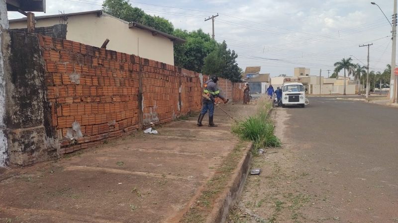Prefeitura de Andradina intensifica limpeza de calçadas