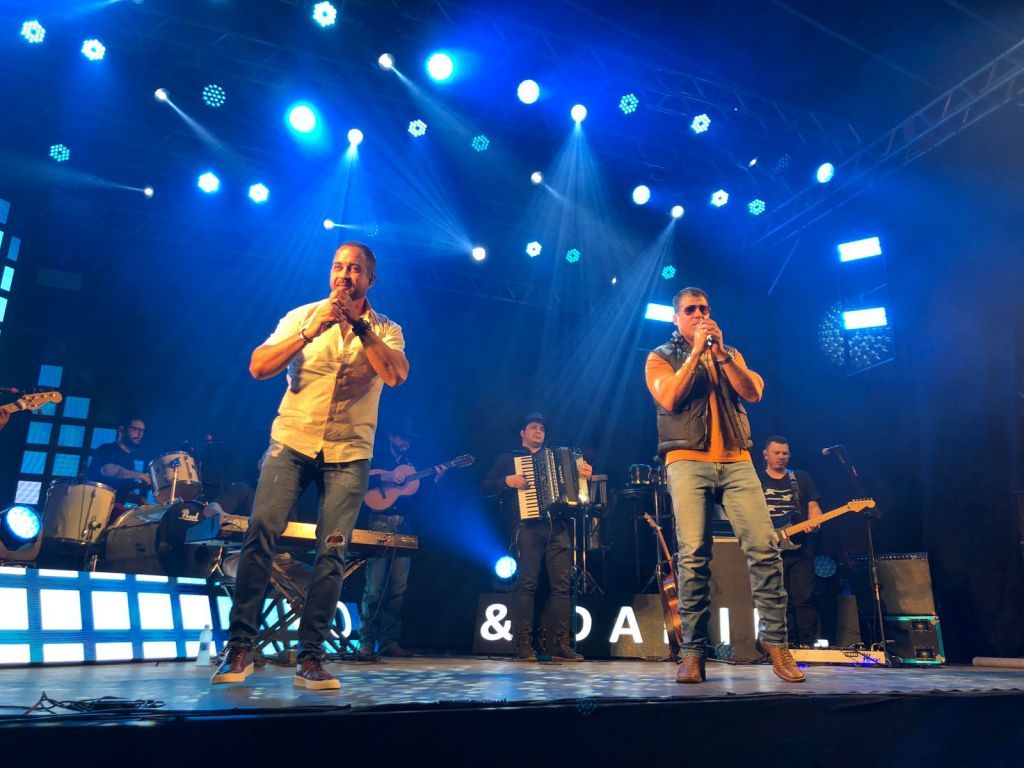 Multidão celebra Festa das Ações no Bosque da ABQM, Araçatuba, agosto 2023.