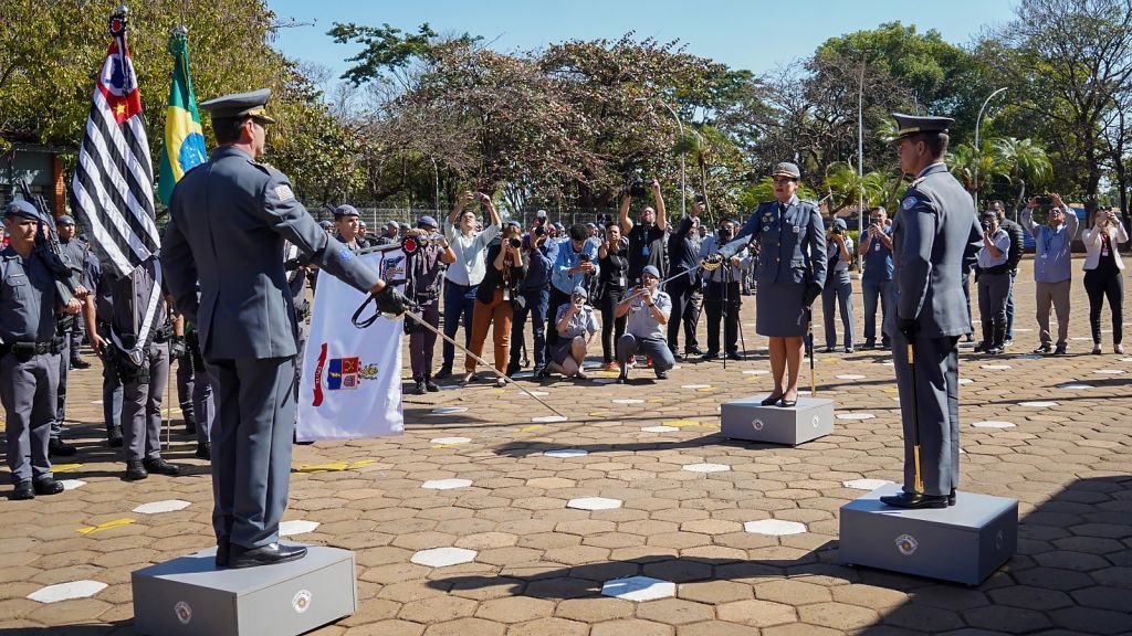 Cerimônia de passagem de comando do CPI-10 em Araçatuba com autoridades presentes.