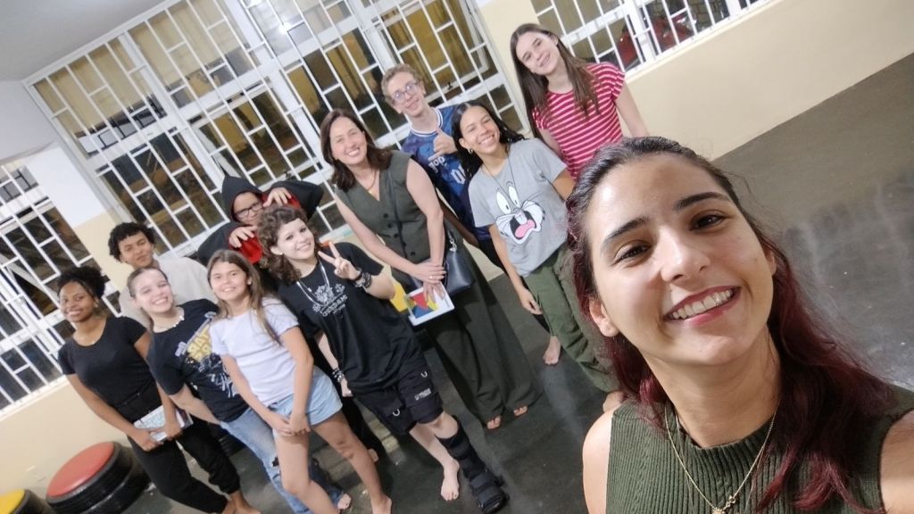 Curso de teatro gratuito na Escola de Arte de Araçatuba, vagas remanescentes.