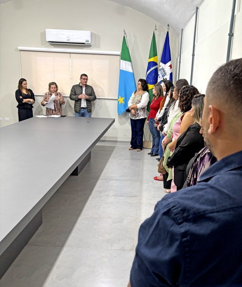 Novos membros do Conselho de Habitação de Três Lagoas em cerimônia de posse.