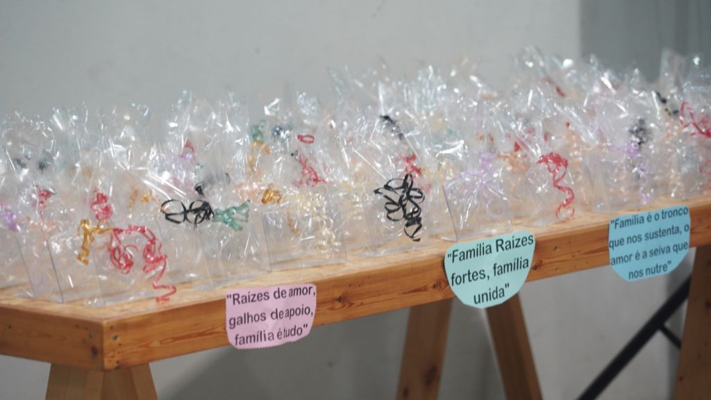 Crianças e idosos interagem na Festa da Família do Cras Araçatuba.