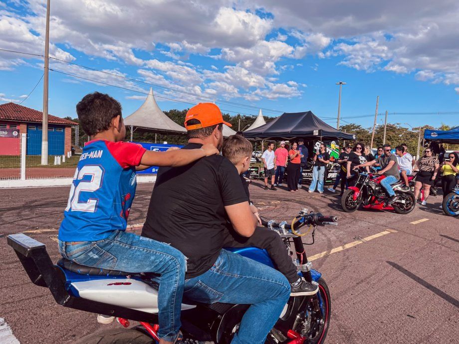 Crianças em passeio de moto no Motoshow 2025, Três Lagoas, ação social.