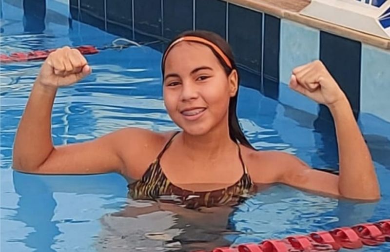 Julia Naomi, nadadora de 14 anos, convocada para JEB'S 2023 em São Paulo.