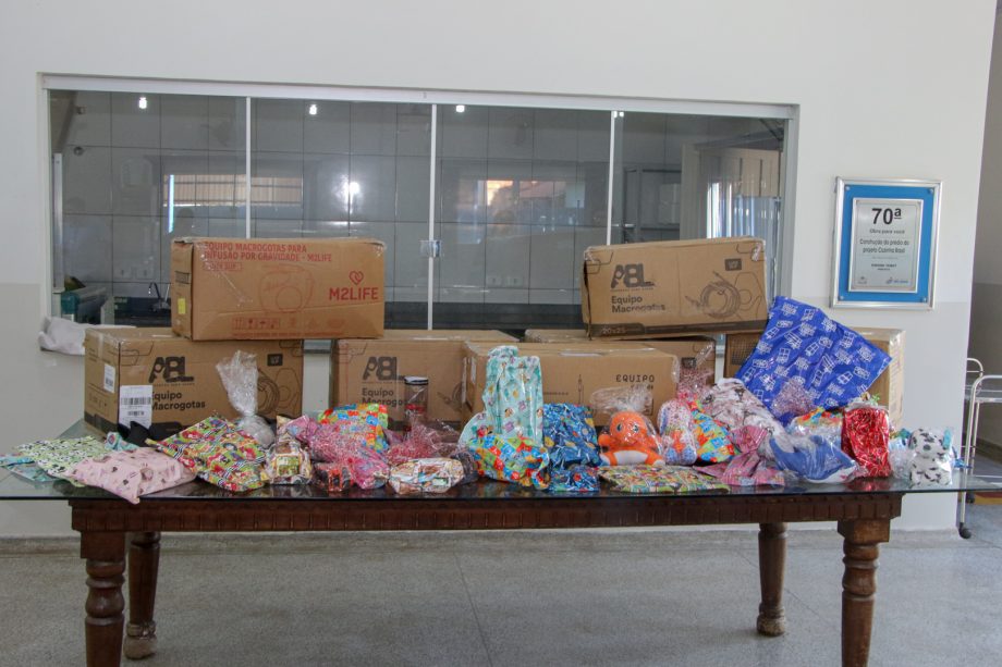 Cerimônia de doação de agasalhos e brinquedos no Hospital Regional.