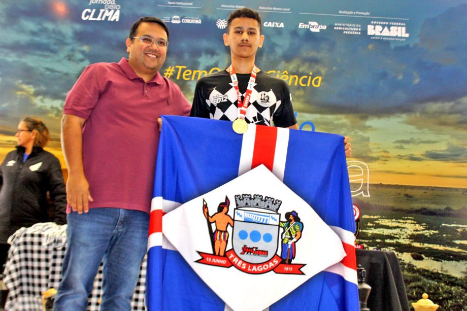 Equipe de Três Lagoas celebra vitórias no Circuito de Xadrez Escolar em Corumbá.