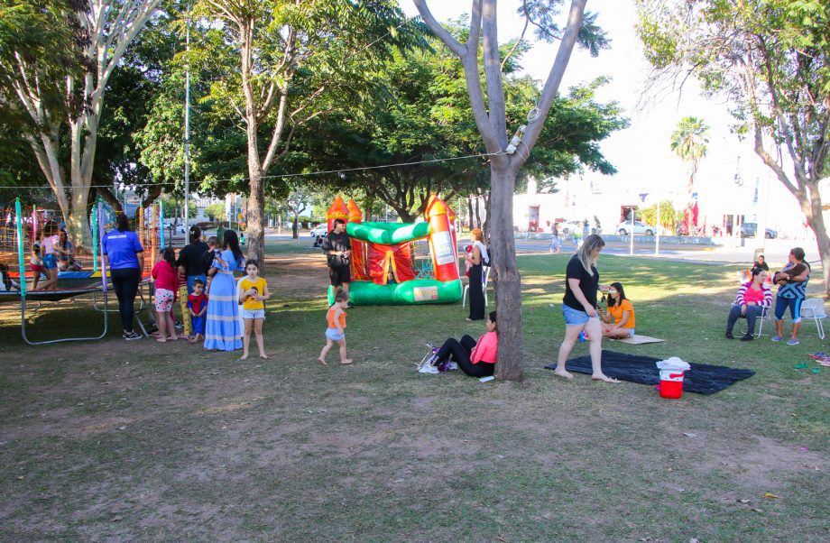 Crianças brincando em brinquedos infláveis gratuitos em Três Lagoas.