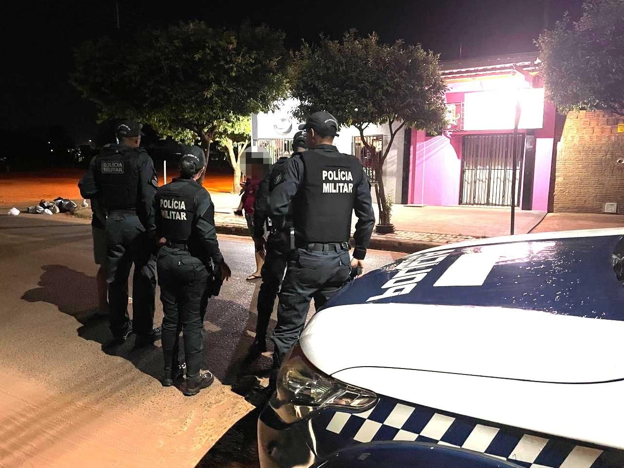 Policiais de Três Lagoas em ação após tentativa de furto em loja.