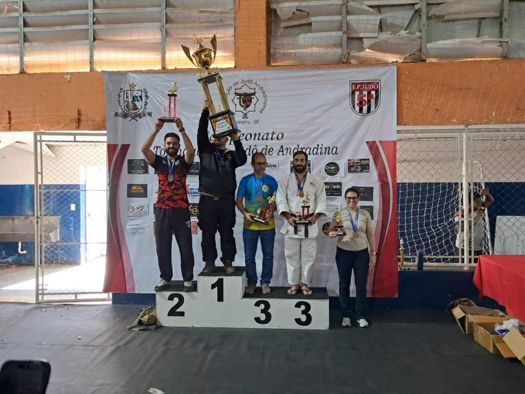 Equipe DME Judô de Pereira Barreto celebra vitória no Campeonato Tomodachi.