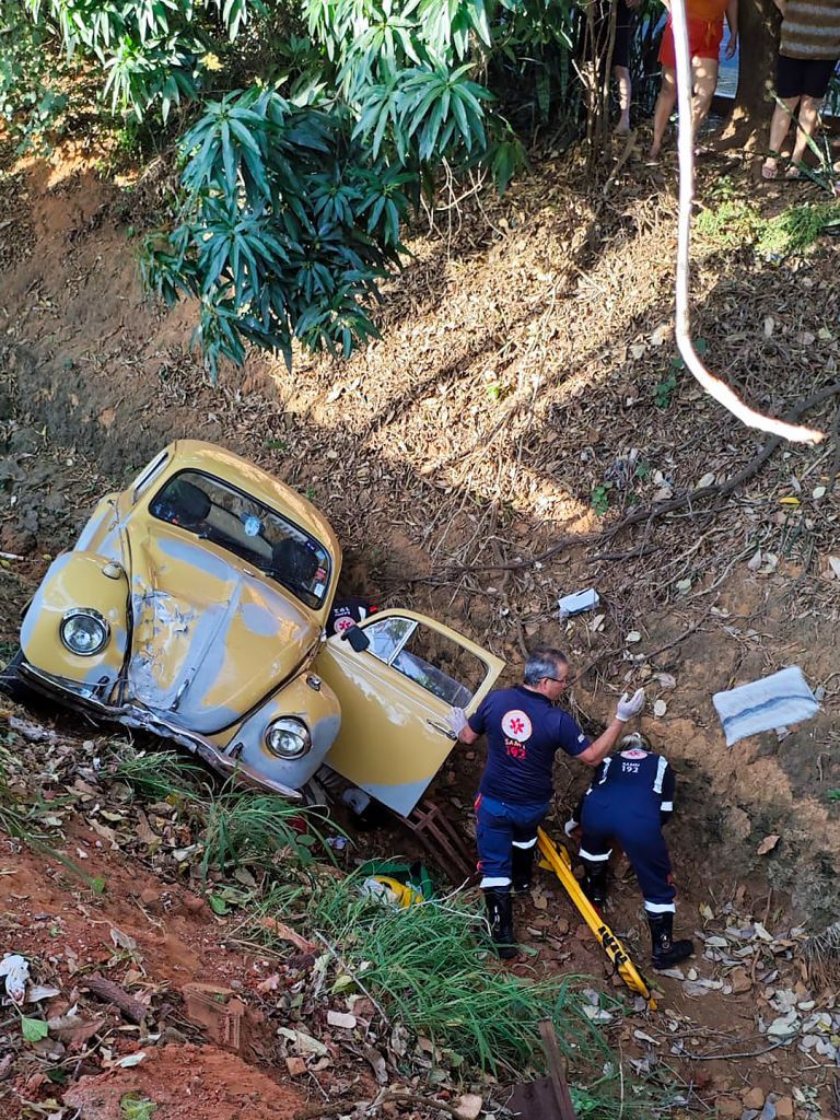 Carro acidentado em córrego de Araçatuba, resgate em andamento.