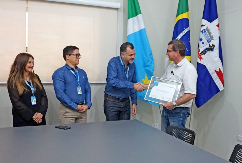 Prefeito Cassiano Maia recebe Selo Topázio da CAIXA por gestão sustentável.