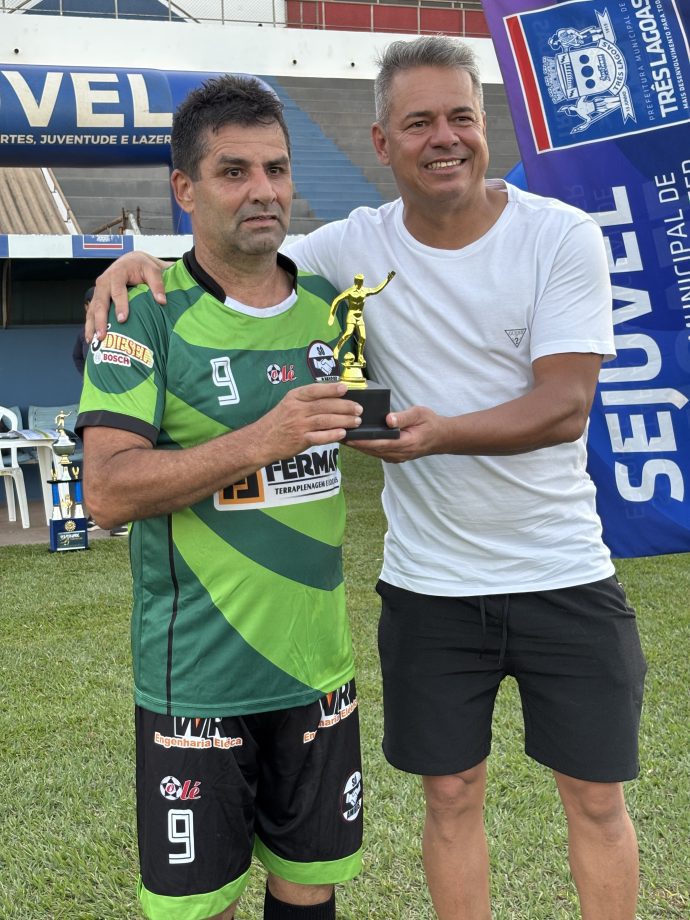 Jogadores do Mais Tintas / OT Marrucos comemoram vitória no Campeonato Sênior 55+.
