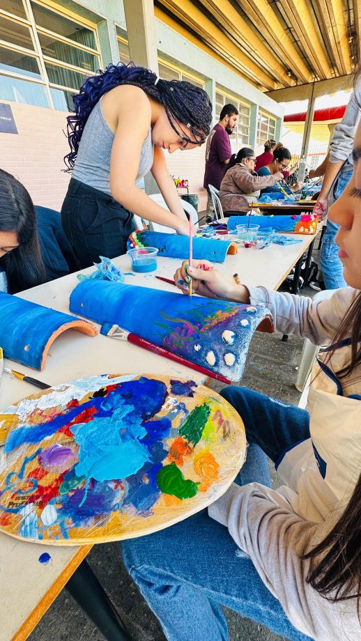 Oficina transforma telhas em arte inspirada no mar