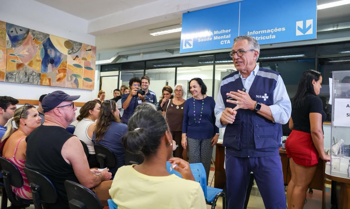 Governo anuncia vacinação de profissionais de saúde contra dengue com vacina brasileira de dose única
