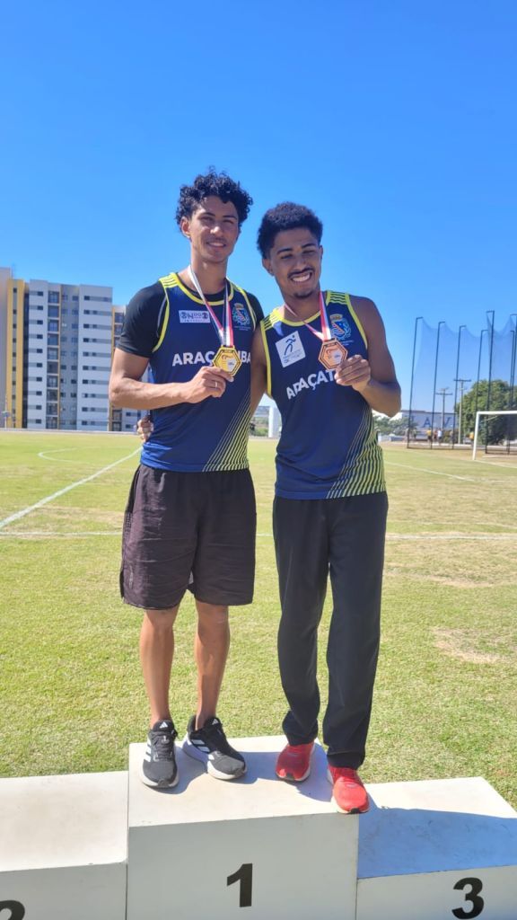 Equipe de Araçatuba comemorando vitória no atletismo masculino dos Jogos Regionais.