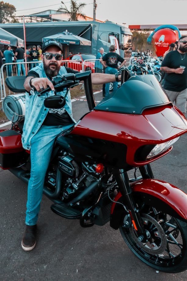 Supla no palco do Motoshow 2025 em Três Lagoas, agitando o público.