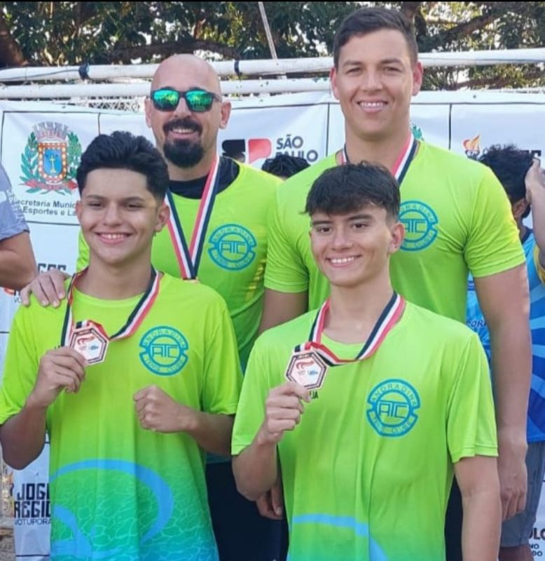 Equipe de Natação de Andradina com troféus nos Jogos Regionais 2023.