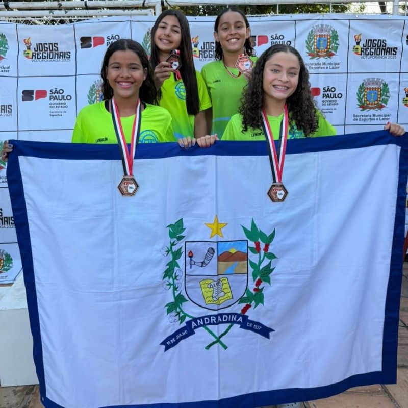 Atletas de Andradina comemoram troféus nos Jogos Regionais de Natação.