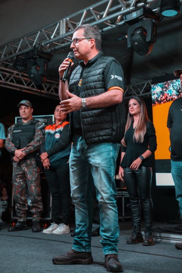 Supla no palco do Motoshow 2025, Três Lagoas, empolgando fãs de rock.