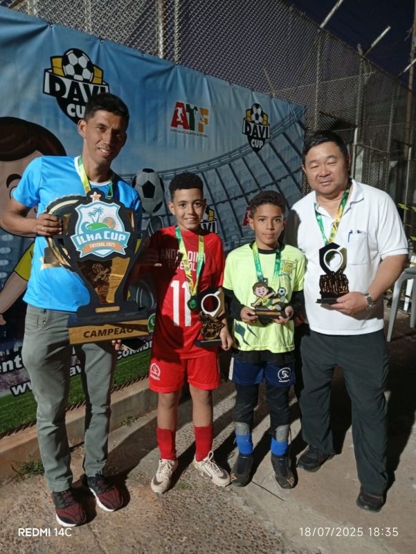Miguel, Melhor Jogador da Final, comemora vitória na Ilha Cup 2025.