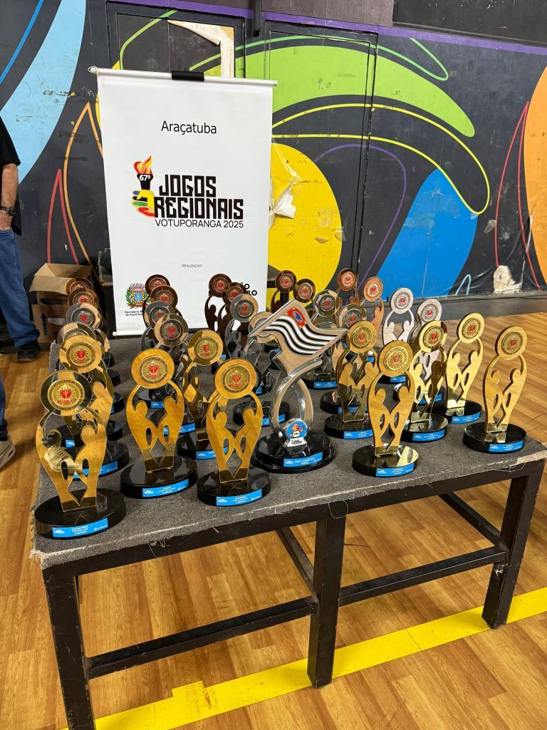 Atletas de Araçatuba comemoram vitórias nos Jogos Regionais 2023 com medalhas.