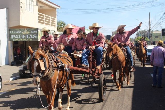 Cavaleiros desfilando na Avenida Guanabara durante a 13ª Cavalgada em Andradina.