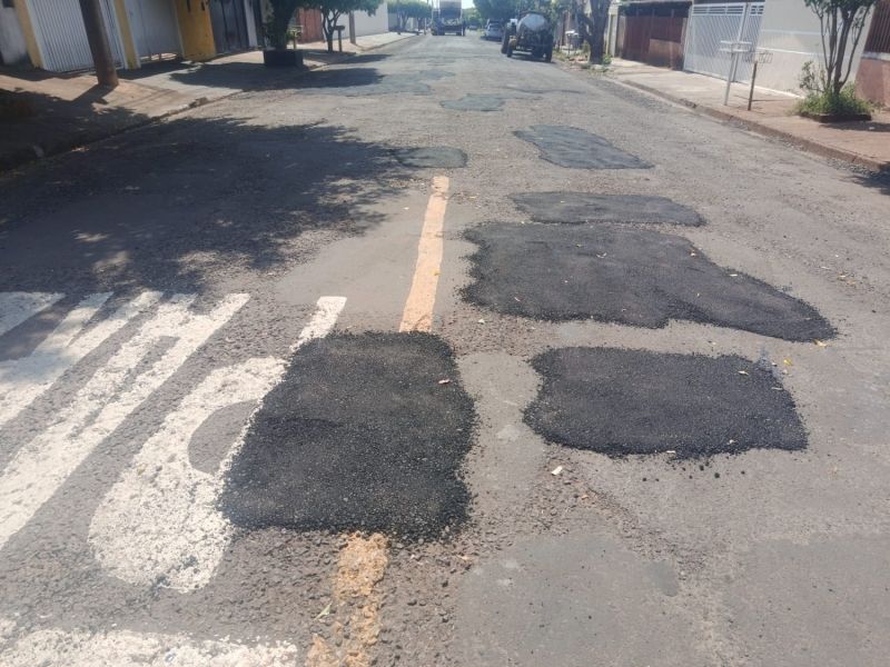 Equipe de Obras de Andradina realiza mutirão de tapa-buracos em várias ruas da cidade
