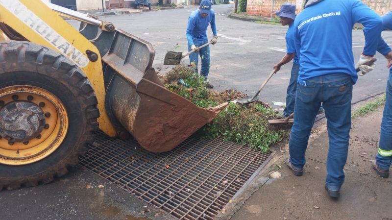 Equipe de Obras em Andradina Realiza Ações de Prevenção de Enchentes Durante Período chuvoso