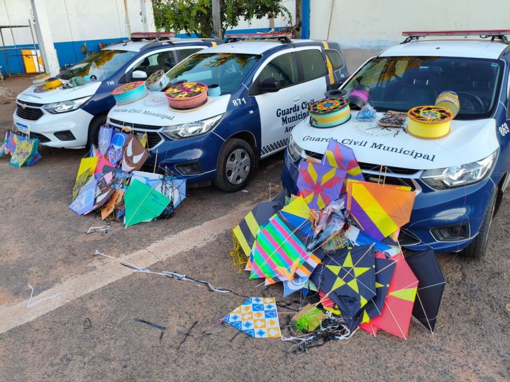 Fiscalização em andamento: Mais de 90 pipas e 18 carretéis com linha chilena foram apreendidos durante ação educativa da Guarda Civil Municipal.