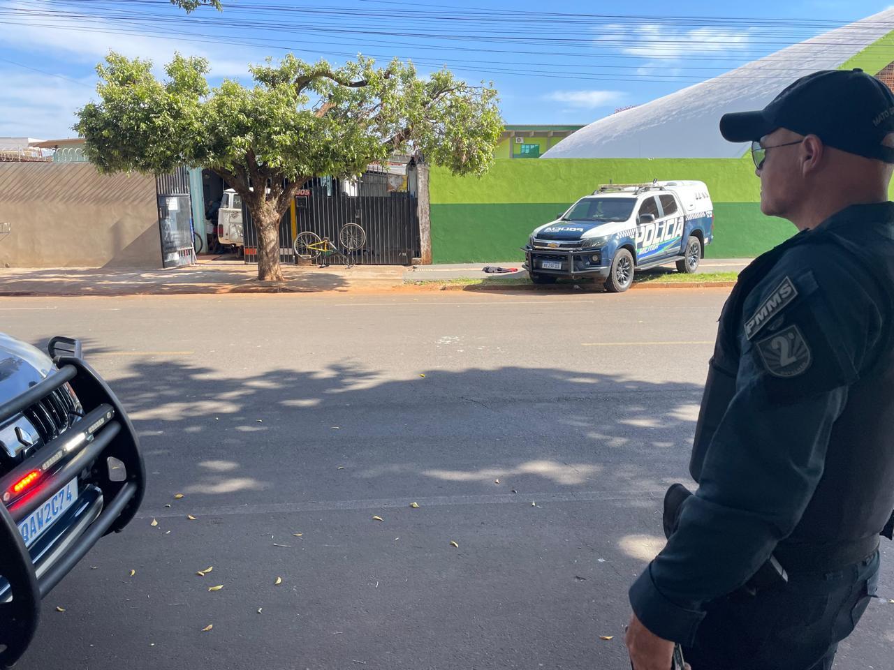 Policiais militares em operação antidrogas ao lado de escola em MS.