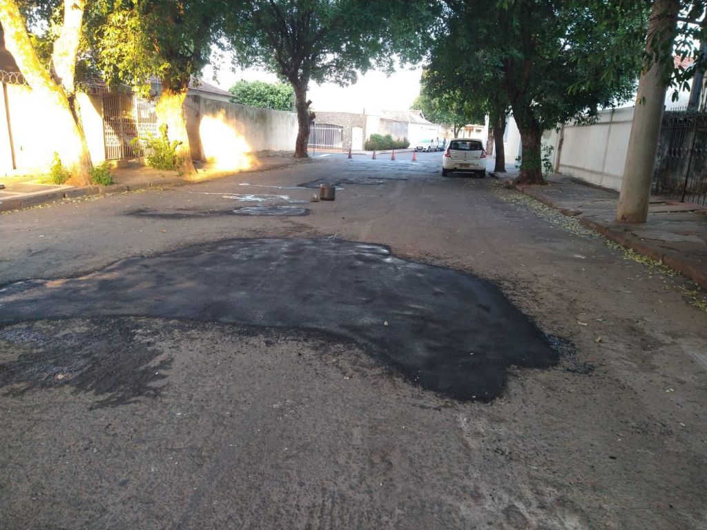 Funcionários aplicam massa asfáltica em buracos nas ruas de Araçatuba.
