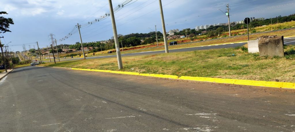 Operário instala placa de trânsito na Avenida Prestes Maia, Araçatuba.