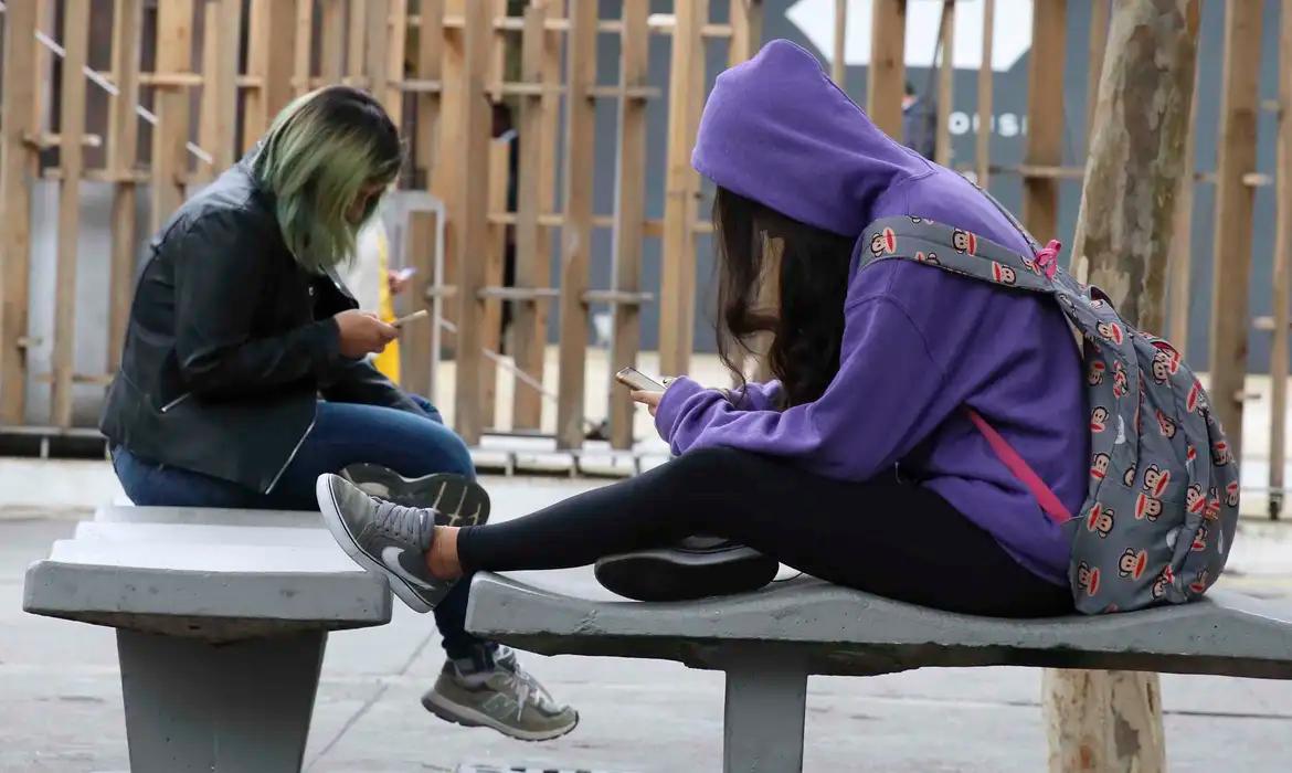 Reino Unido avalia proibição de redes sociais para crianças e restrições escolares